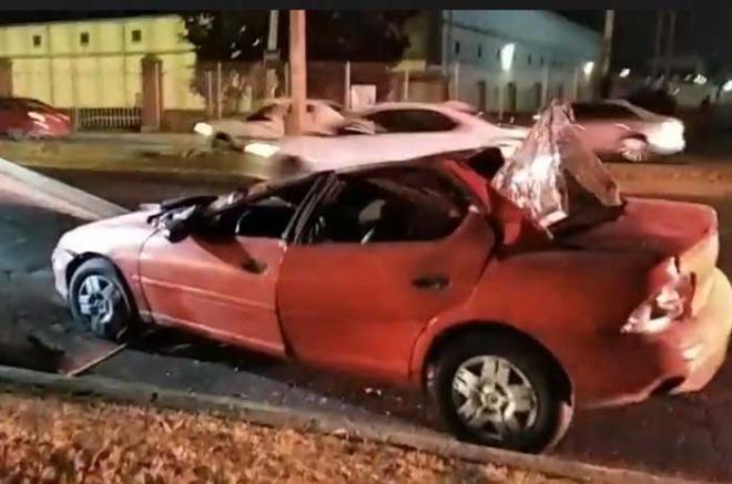 Un vehículo Chrysler tipo Neón de color rojo volcó sobre la vialidad