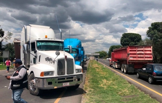 Transportistas cierran la Peñón-Texcoco por presuntas extorsiones de la Policía Federal