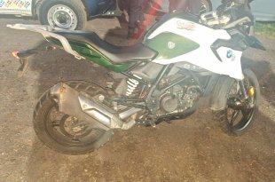 La motocicleta asegurada fue localizada durante el operativo desplegado tras una persecución que inició en la carretera Chalco-Tláhuac.