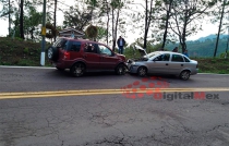 Chocan camioneta contra coche en la Toluca-Ciudad Altamirano