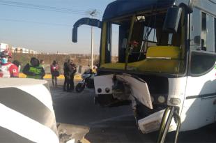 El autobús chocó con uno de los muros divisorios de la caseta de cobro al quedarse sin frenos.