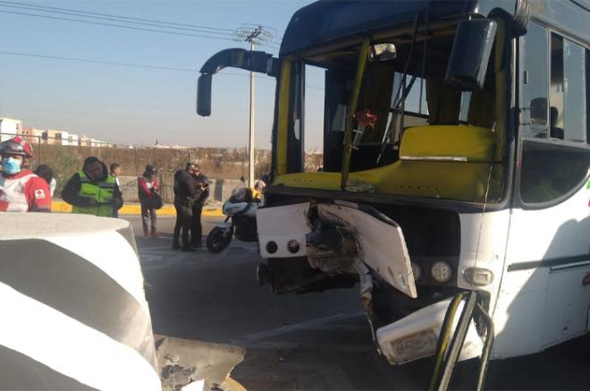 El autobús chocó con uno de los muros divisorios de la caseta de cobro al quedarse sin frenos.