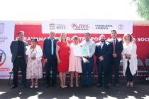 Ana Muñiz Neyra, presidenta municipal de San Mateo Atenco, encabezó la ceremonia de boda colectiva en la que 60 parejas formalizaron su unión civil como parte del cierre de las Caravanas Itinerantes por la Justicia Social.
