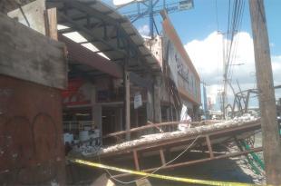 Esta tarde se desplomó la fachada de una tienda Sanimex