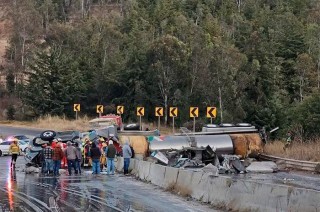 Una pipa que transportaba jarabe de maíz volcó en el kilómetro 75