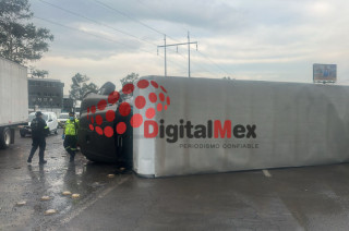 Tráiler volcado en El Trébol