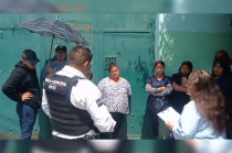 La docente cuenta con respaldo judicial y medidas de protección, pero un grupo de madres de familia impide su retorno.