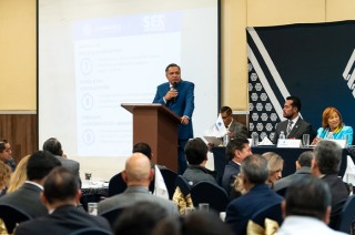 Ante el sector empresarial, Moreno Bastida señaló que la administración trabaja en estrategias para fortalecer la producción y la inversión, al facilitar la apertura de unidades económicas.