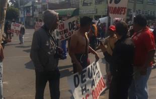 Se desnuda empresario en Ecatepec para que ayuntamiento le pague adeudo