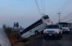 Cae camión de pasajeros a canal tras chocar con camioneta en Toluca
