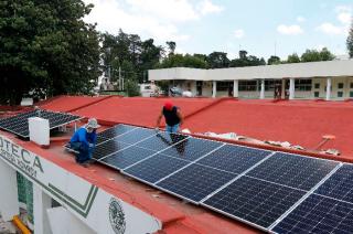 El Plantel “Lic. Adolfo López Mateos” de la UAEMéx acopió 3.1 toneladas de PET y a cambio recibió 10 paneles solares para generación eléctrica.