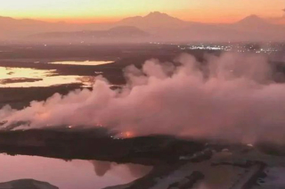 Protección Civil del Estado de México pide precaución a la población mientras brigadas no han podido combatir el incendio de manera directa.