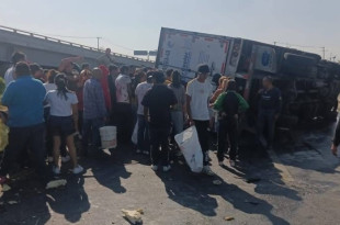 Habitantes de la zona aprovecharon el accidente para realizar actos de rapiña y llevarse varias cajas de pollo