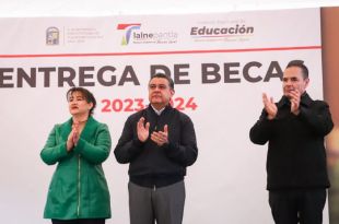 Entrega de becas educativas en Tlalnepantla.