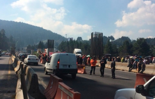 Bloquean pobladores la libre de la México-Toluca; exigen pagos del tren