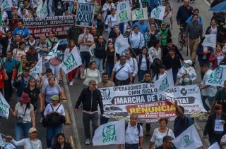 pie de foto Trabajadores disidentes del IMSS convocaron a una megamarcha nacional en al menos 21 estados para exigir un aumento salarial del 10% y mejores condiciones laborales.