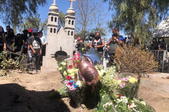 Atena cumpliría 13 años el próximo 25 de marzo, pero hoy su familia, vecinos y amigos le dieron el último adiós.