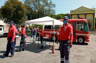 Distribuye Protección Civil de Toluca cubrebocas