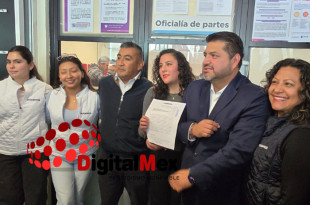 Cristian Campuzano entrega solicitud de registro de Podemos ante el IEEM