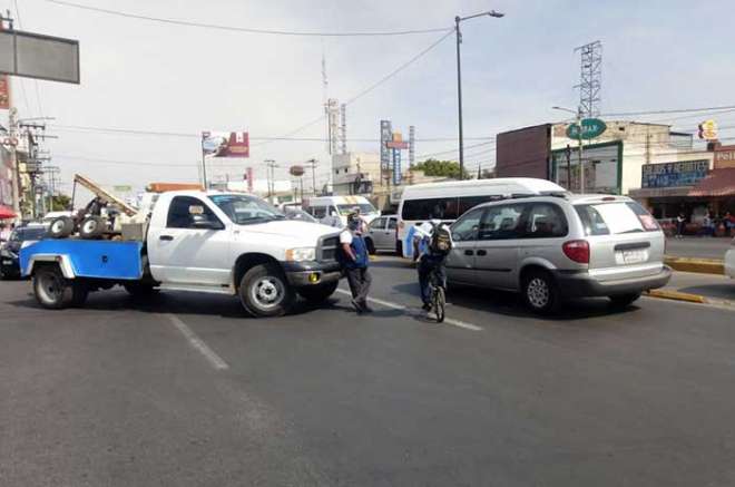 Transportistas denuncian extorsión y bloquean la Vía Morelos, en Ecatepec