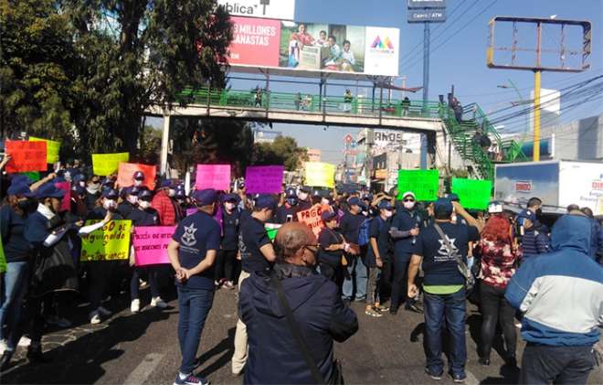 Dirigidos por Óscar Antonio Marín Acevedo, se apostaron a la altura del kilómetro 18.5 portando cartulinas con diversas demandas