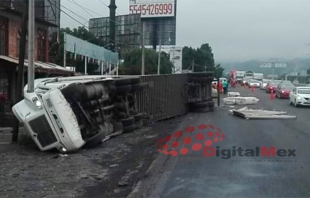 México-Toluca: vuelca tráiler con algodón y se lleva dos coches