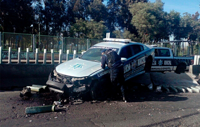 Policías chocan contra muro de contención en Nezahualcóyotl