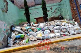 Los montones de basura porque no pasa el servicio de recolección