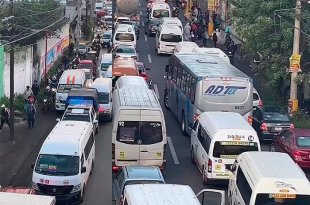 La reducción de carriles por trabajos de mantenimiento a la altura de La Paz provoca largas filas; algunos pasajeros han optado por bajar del transporte público y continuar a pie.