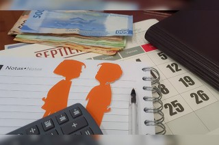 Al concluir la recepción de pruebas, el juez dicta sentencia, resolviendo si existe la obligación alimentaria y, de ser así, estableciendo el monto correspondiente.