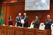 Durante la ceremonia, el rector recibió un agradecimiento por parte de Stellantis, por la colaboración con la Autónoma mexiquense.