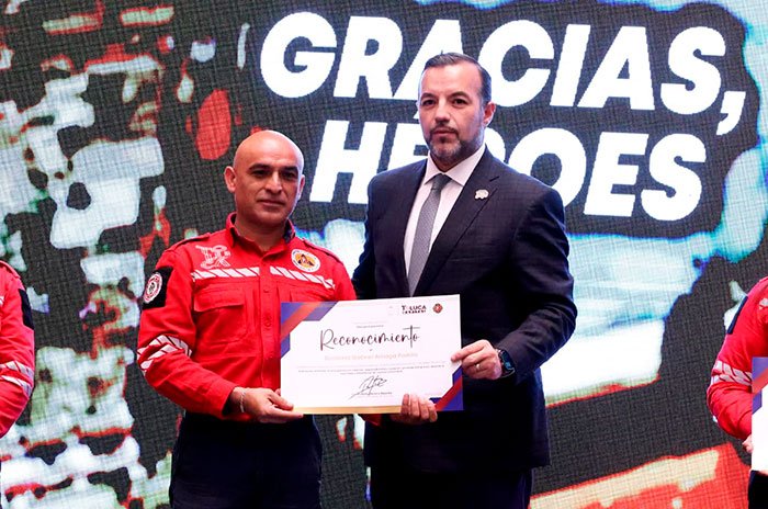 Justo Núñez reconoció la labor de los bomberos y de las corporaciones que participaron en el combate y extinción del incendio registrado en la zona Terminal de Toluca.