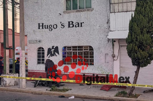 Policías municipales arribaron al punto para resguardar el sitio del percance y facilitar el trabajo del personal forense que realizó el levantamiento del cuerpo y de los indicios.