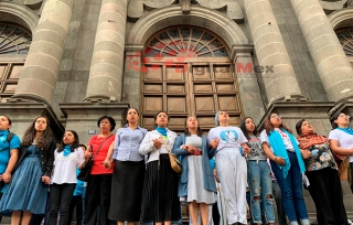 Por marcha de mujeres protegen grupos católicos con oraciones, la Catedral de #Toluca
