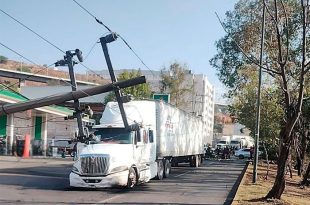 La circulación hacia el Toreo fue bloqueada luego de que cables eléctricos cayeran sobre otra unidad; la zona permanece acordonada por seguridad.