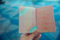 El Departamento de Estado señaló que esta medida busca reforzar el cumplimiento de normas ya existentes y cerrar lo que considera un uso indebido de permisos temporales de viaje.