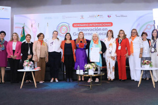 Diálogo Conmemorativo del Día Internacional para la Eliminación de la Violencia contra las Mujeres, encabezado por Ana Muñiz, alcaldesa de San Mateo Atenco.