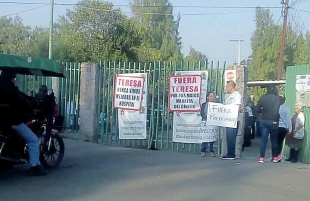 Exigen trabajadores destitución de administradora de hospital en Acolman