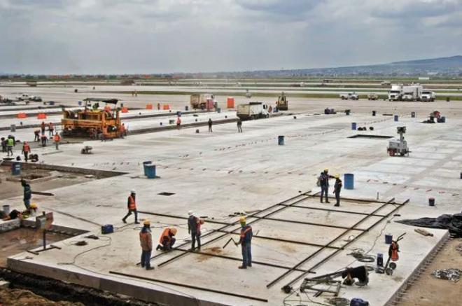 El personal habría subido a una grúa con plataforma para llevarlos al frente donde iniciarían sus labores.