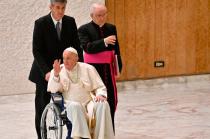 Se espera que pronto el Papa Francisco se realice una operación en la rodilla para continuar con su labor.