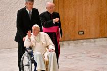 Se espera que pronto el Papa Francisco se realice una operación en la rodilla para continuar con su labor.