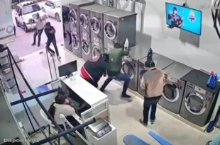 En las imágenes se observa cómo los agresores avanzan hacia el interior del negocio y disparan a quemarropa contra las víctimas.