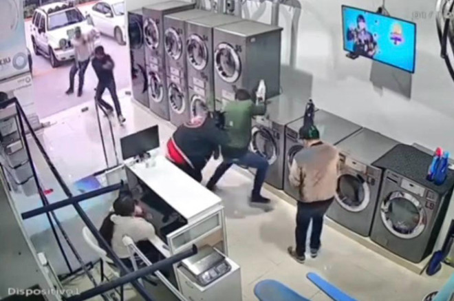 En las imágenes se observa cómo los agresores avanzan hacia el interior del negocio y disparan a quemarropa contra las víctimas.