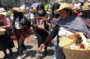 Sus hermanas portaron su fotografía durante el cepelio.