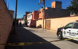 Hallan en colonia de Toluca a dos personas muertas