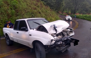 #Tejupilco: Chocan dos camionetas en la “Curva de la Pera”