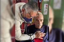 Su pareja habría pedido oraciones por la salud del actor.