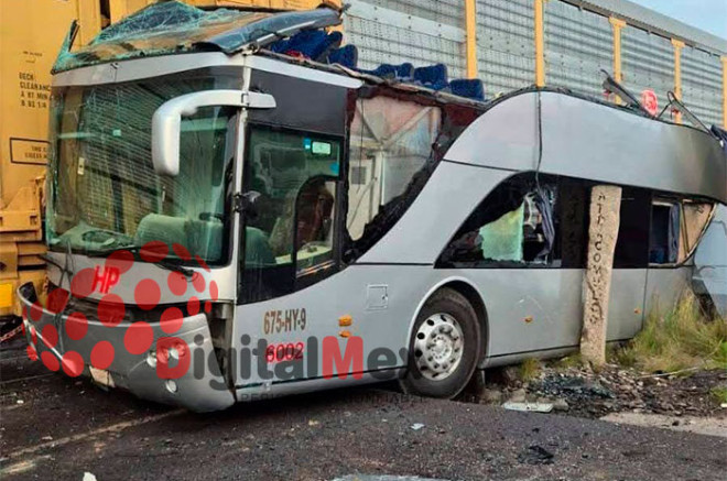 Un autobús de la línea HP, con número económico 6002, fue arrollado por un tren luego de que presuntamente intentara ganarle el paso.