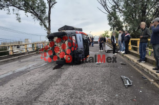 Camioneta volcada tras el choque en la Toluca–Atlacomulco