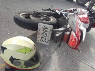 Motocicleta y casco del conductor accidentado. 